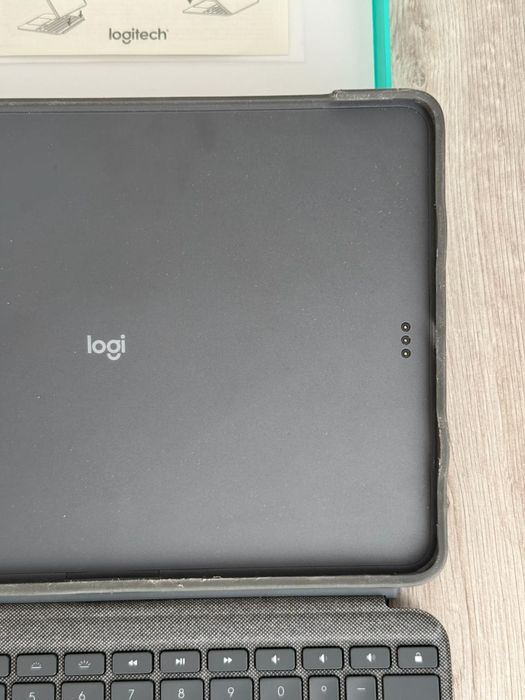 Чохол-клавіатура Logitech Combo Touch для iPad Pro 11 (920-010144)