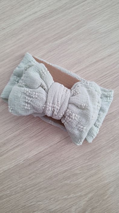 Piękna opaska z podwojną kokardą tłoczone kwiaty mięta 0-12 mc