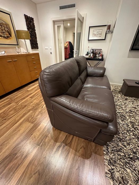 Sofá castanho de pele sintética