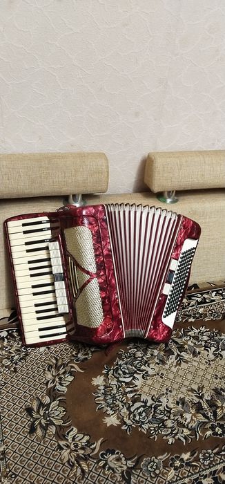 Німецький 3/4 акордеон,9+3 регістра.