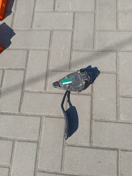 Електронна педаль газу.