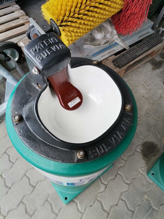 Poidło podgrzewane dla bydła, koni z językiem  firmy Suevia Model 41A