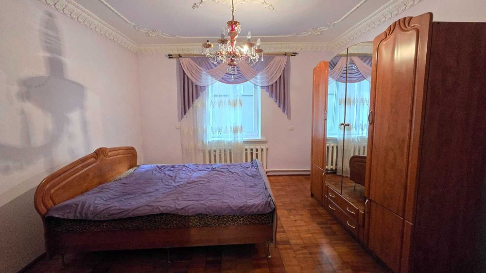 Продаж окремо стоячого будинку з доглянутою територією на вул. Новознесенська