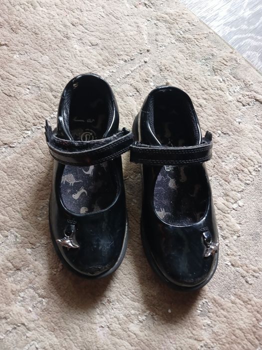 Продам туфлі шкільні clarcs
