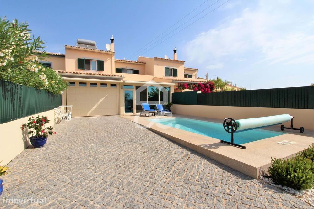 Moradia T3 com piscina, jardim e garagem em Armação de Pêra