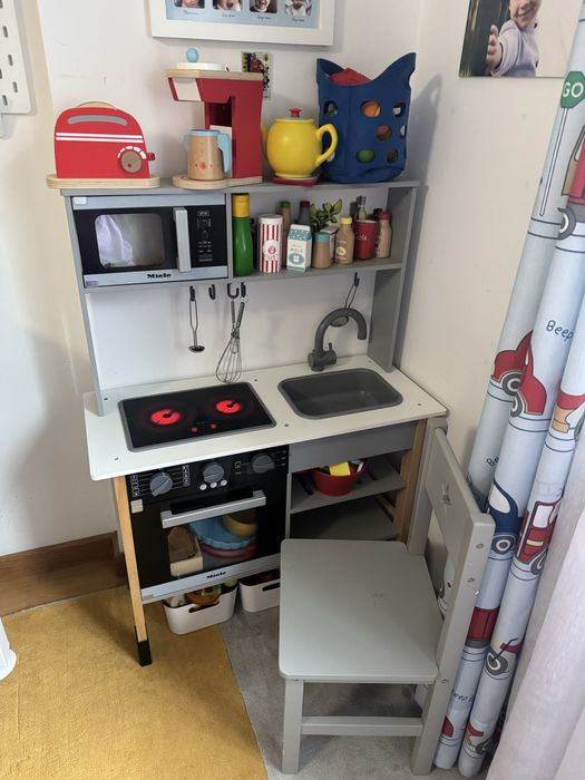 Cozinha de Madeira + Acessórios + Cadeira