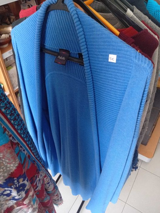 Várias peças de roupa para mulher