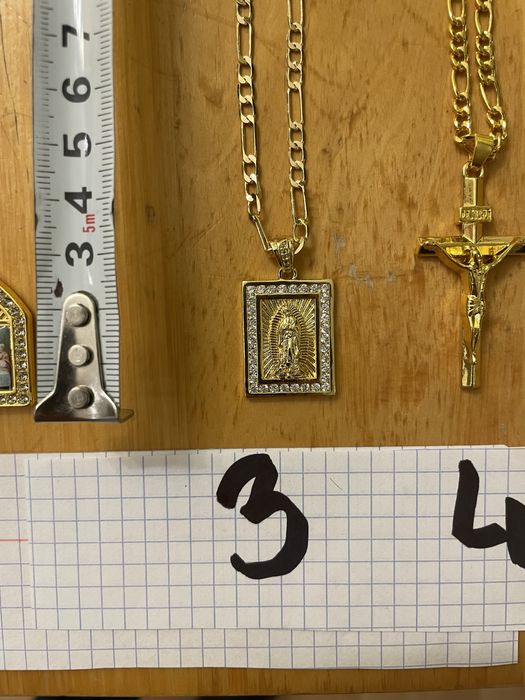 Łańcuszki z elementami kryształu w kolorze złota