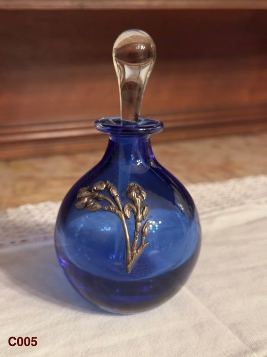 Frasco de perfume com detalhe em estanho