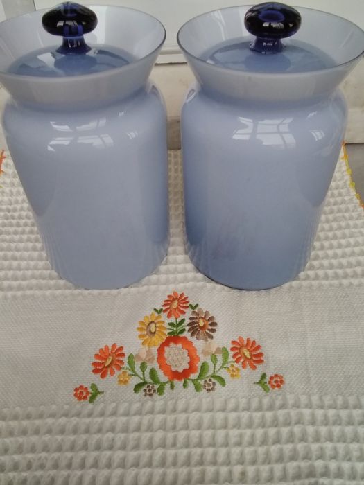 Dois potes de vidro fumado.