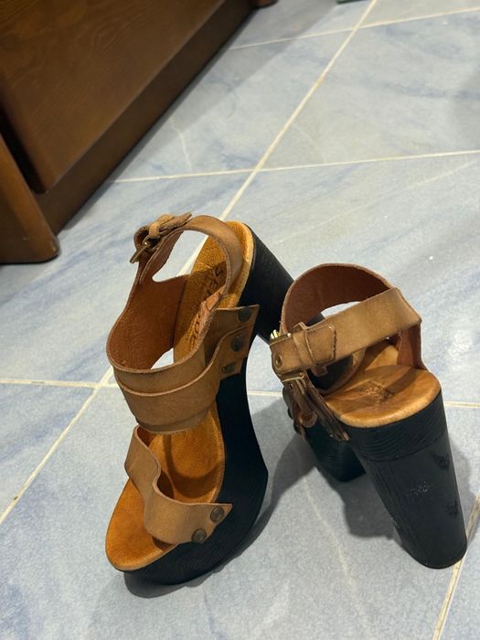 Sandálias em pele cor camel
