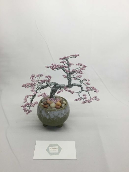Elegância Atemporal: Bonsai de Arame com Folhagem Rosa