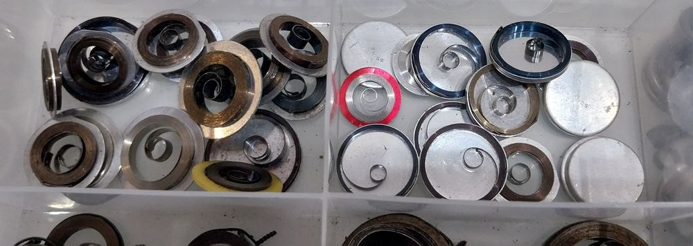 Caixa com cordas de Relógios para Relojoeiros