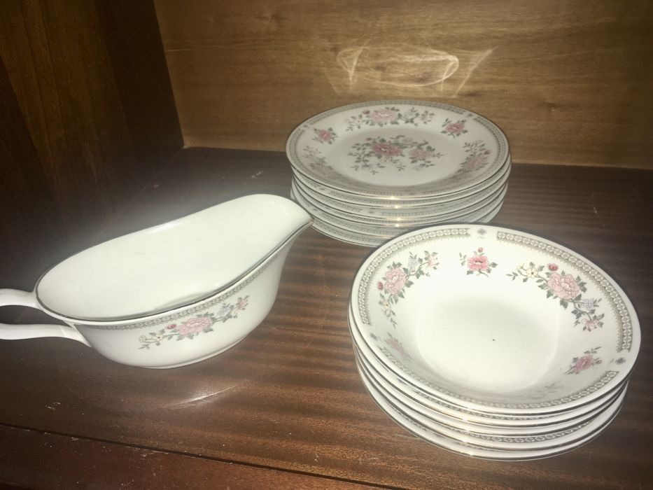 Serviço de de jantar e chá, daTrisa Fine Porcelain 1560 Roses Pattern