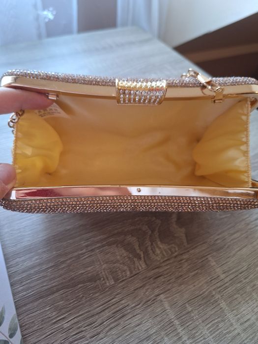 Złota kopertówka na krótkim łańcuszku