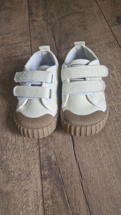 Śliczne beżowe trampeczki