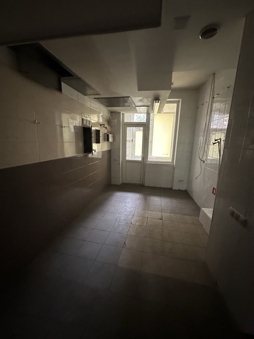 Дніпровська Набережна 19