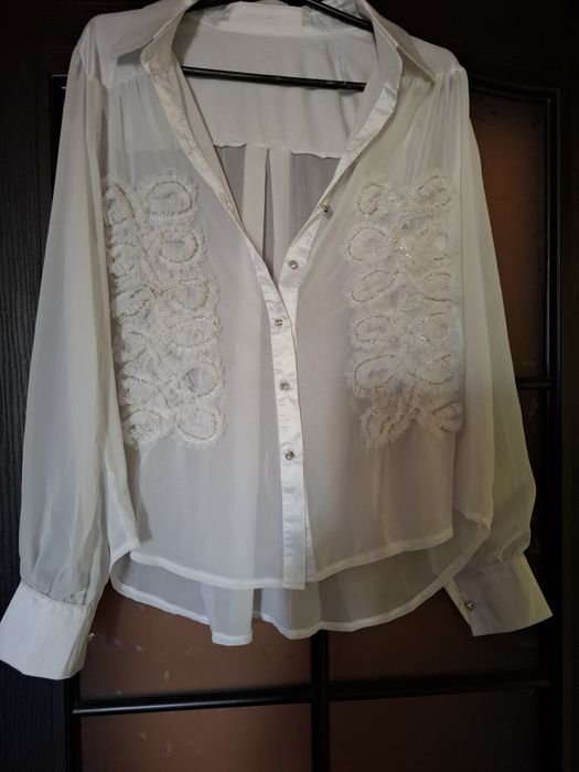 Блузка біла, дуже гарно.