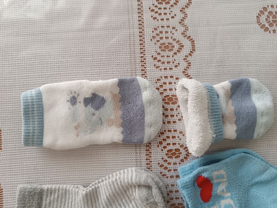 9 pares de meias 3 -12 meses, inclusive pares antiderrapantes.