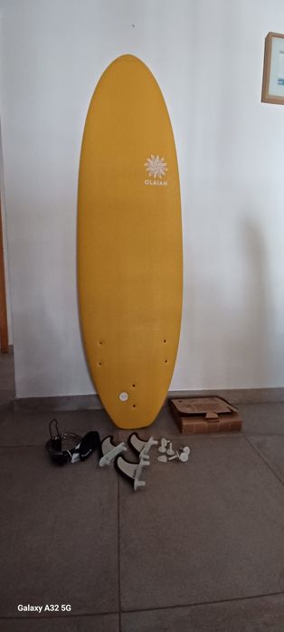 Prancha de surf Olaian em excelente estado  pouquissimo uso com acessórios incluídos.
