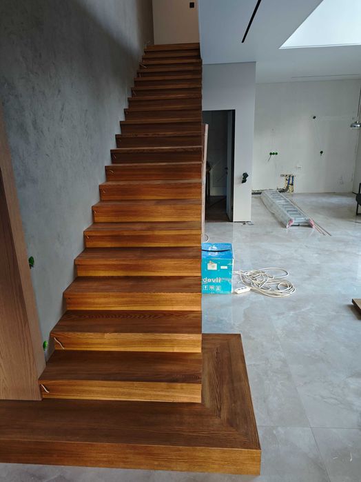 Ступені з ясеня від виробника