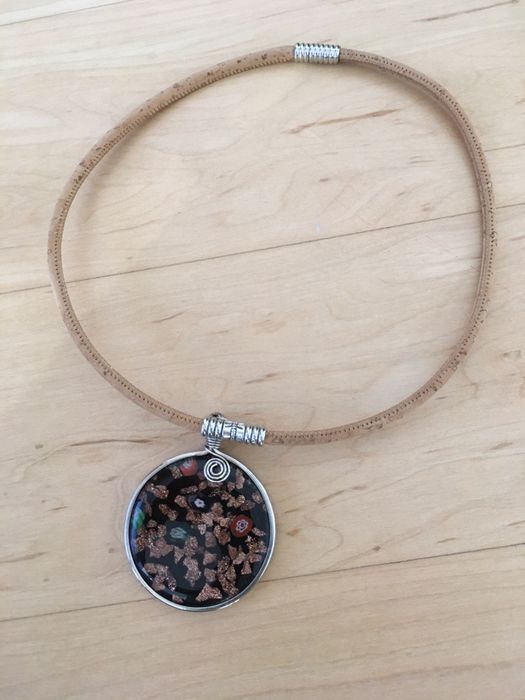 Colares fantasia e cortiça