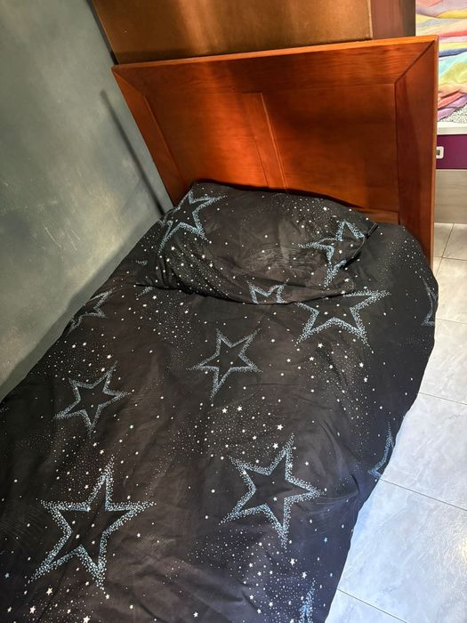 Vendo 2 camas e  3 colchões de solteiro, uma cama é com auxiliar