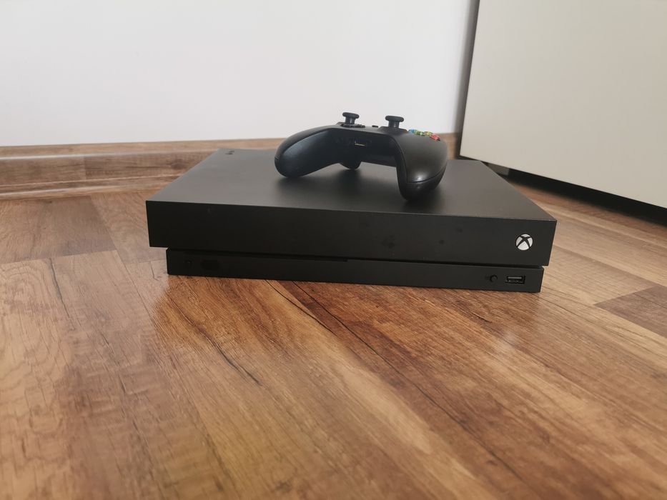 Xbox one x 1 TB +pad
