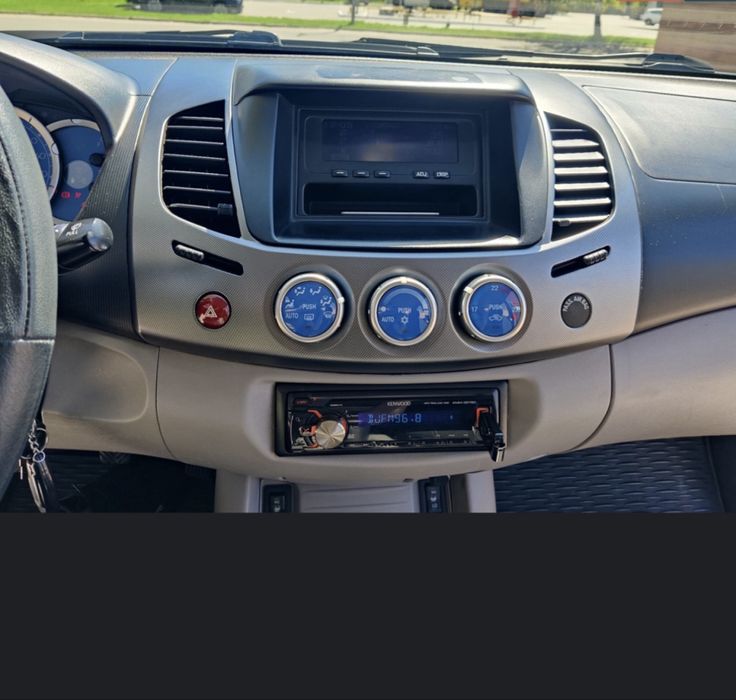 Л 200 пікап пікап