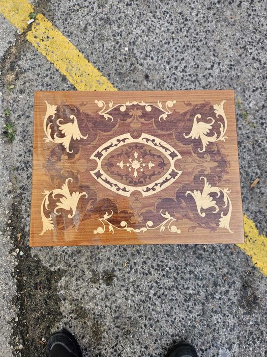 Mesa de Costura Antiga com Caixa de Música