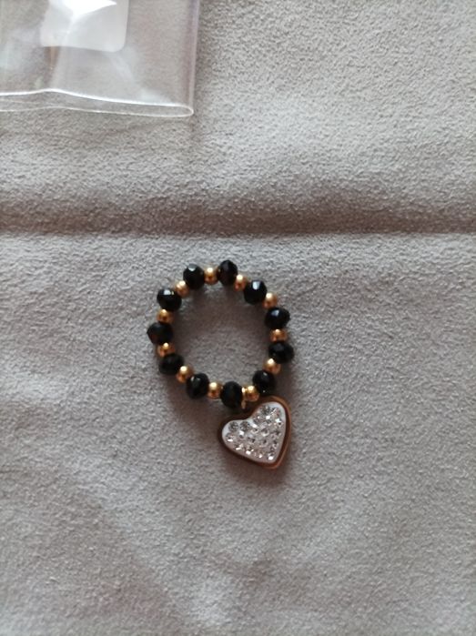 Śliczny koralikowy pierścionek z serduszkiem i białymi cyrkoniami
