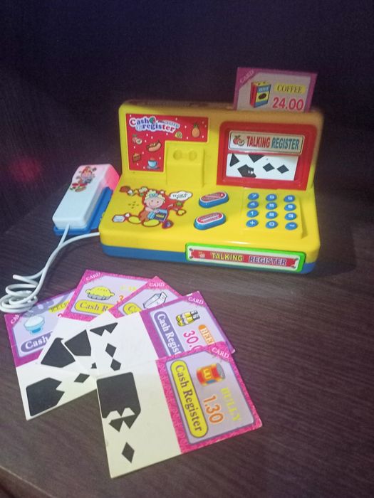 Большая плита и кассовый аппарат.