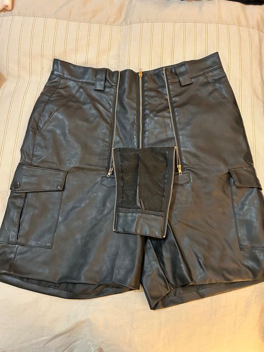 Calções couro sintético unisexo