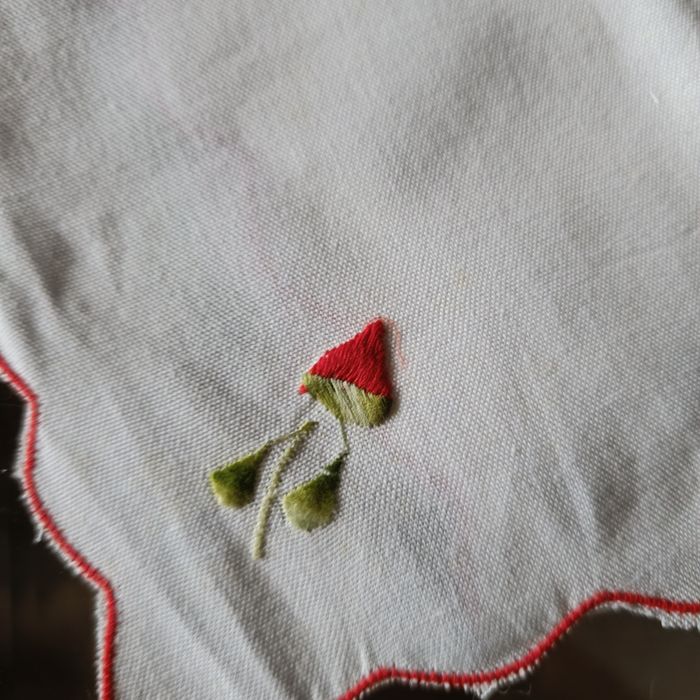 Caminho de mesa oval e sete guardanapos linho branco com bordado