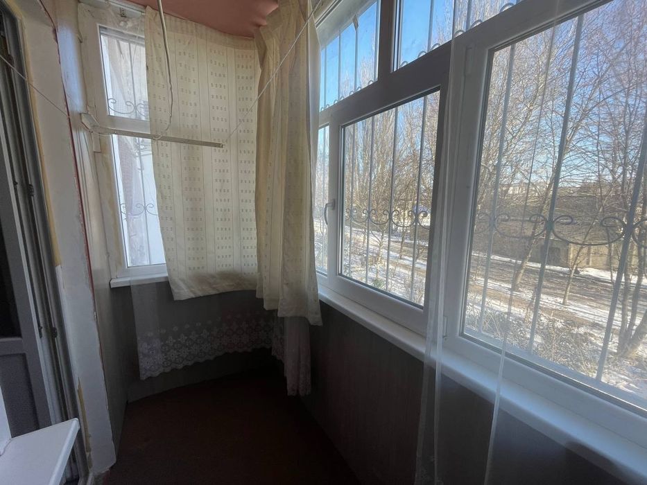 Оренда квартири  в місті Херсон . Перший поверх . Опалення працює .