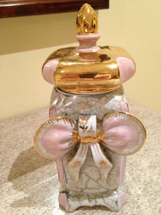 Pote rosa dourado em louça