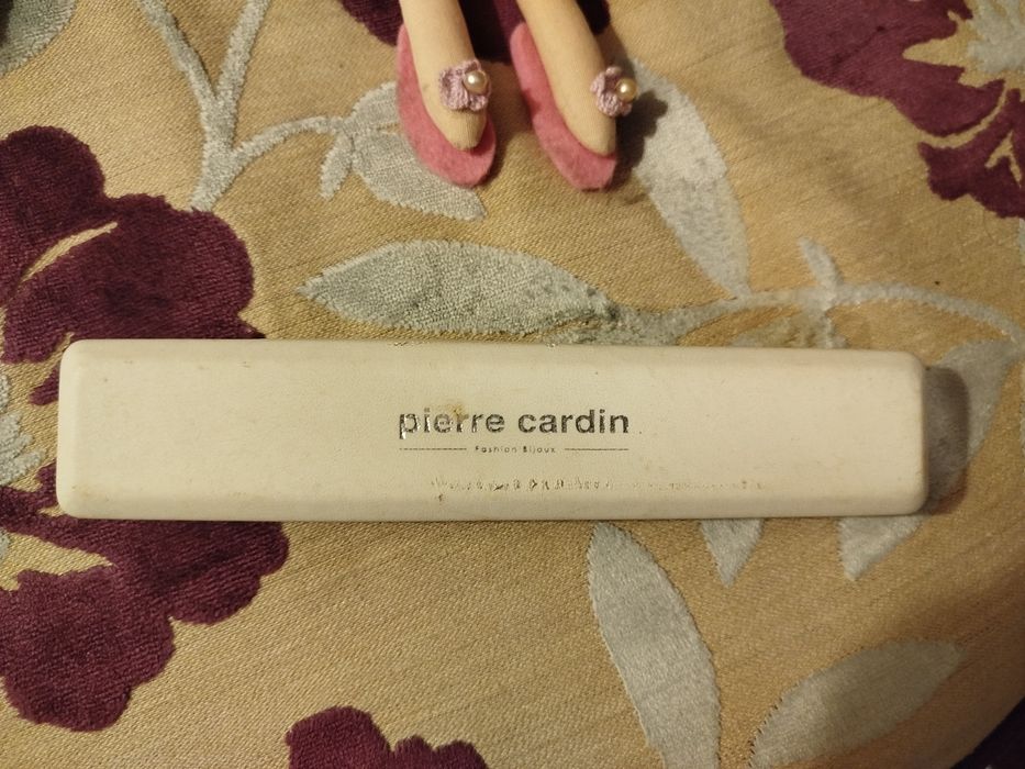 Caixa com 6 pares de brincos Pierre Cardin