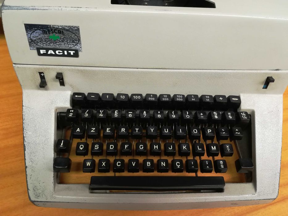 Máquina de escrever a funcionar a 100%