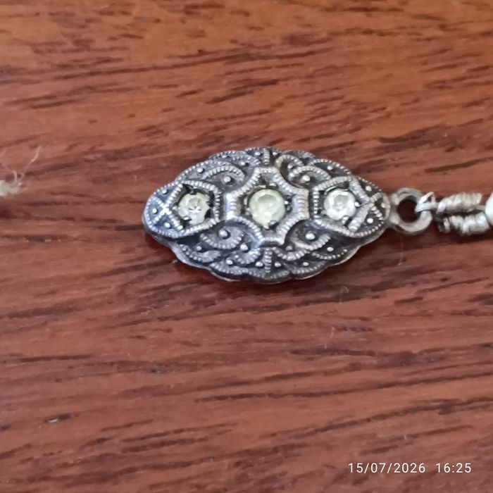 Colar de pérolas antigo danificado.