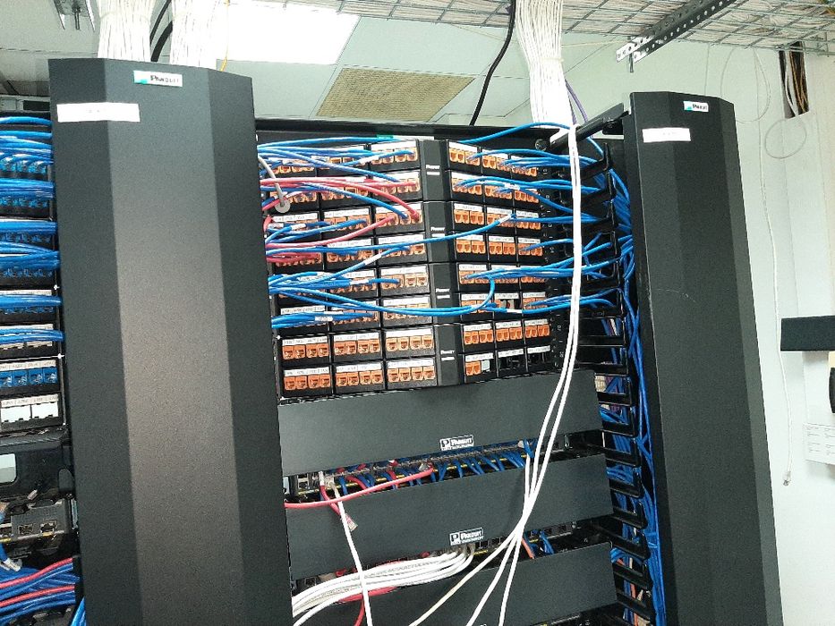 Коммутационный шкаф Panduit патч-панель вертикальная система организац