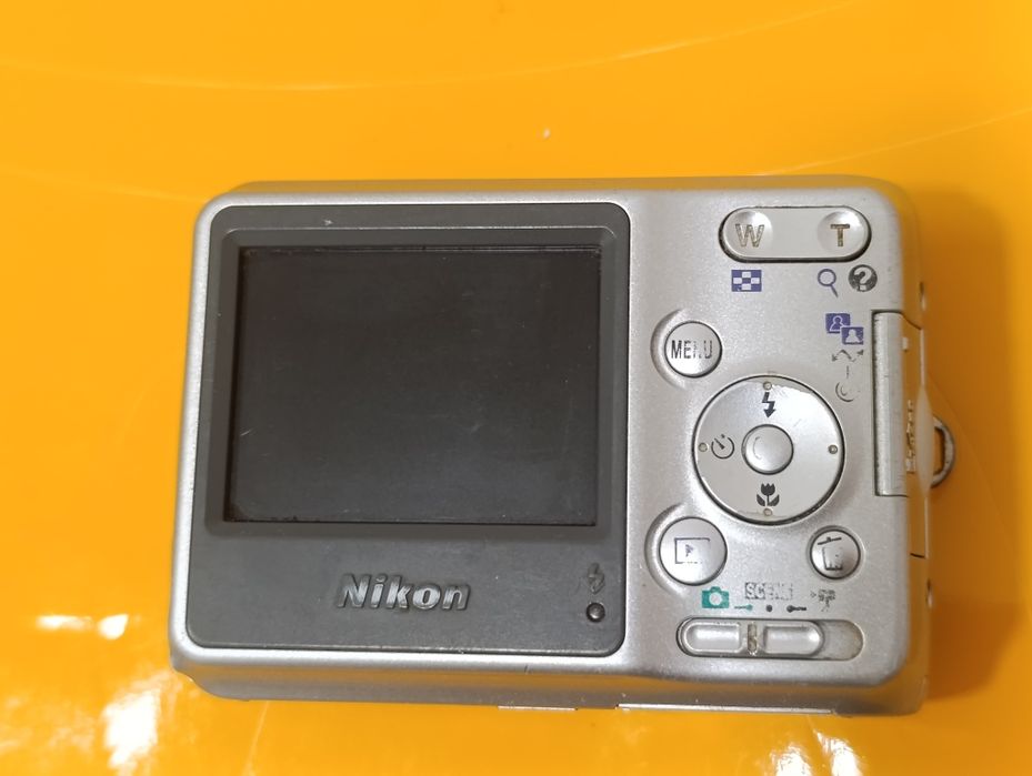 Aparat cyfrowy kompaktowy Nikon Coolpix  L4, na baterie AA, 99% OK