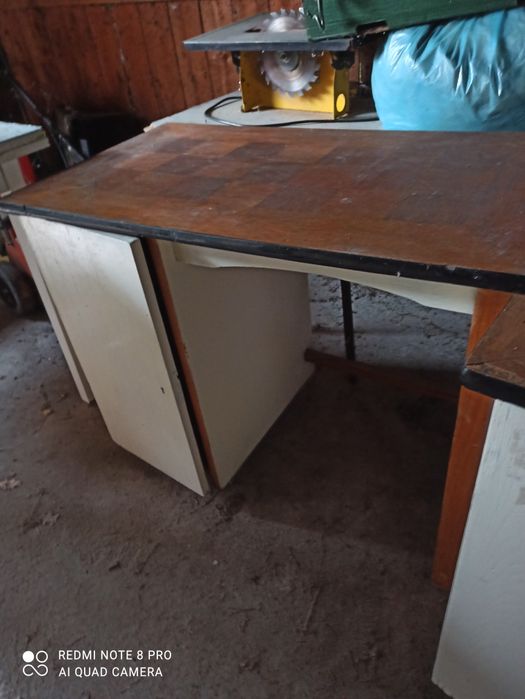 Dwa drewniane biurka