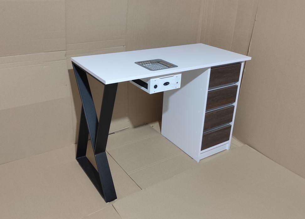 Стіл манікюрний, подіуми, меблі для салонів