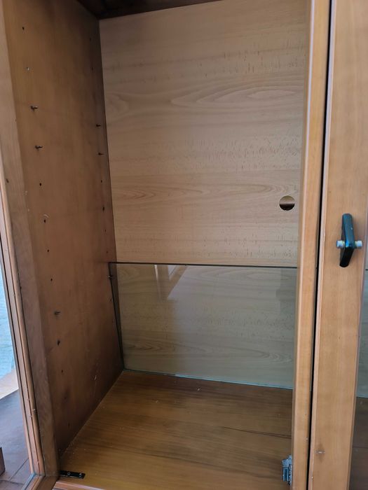 Cristaleira madeira solida  2 prateleiras vidro