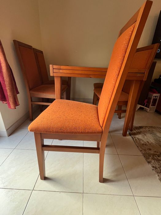 Mesa extensível e Cadeiras com forros personalizados