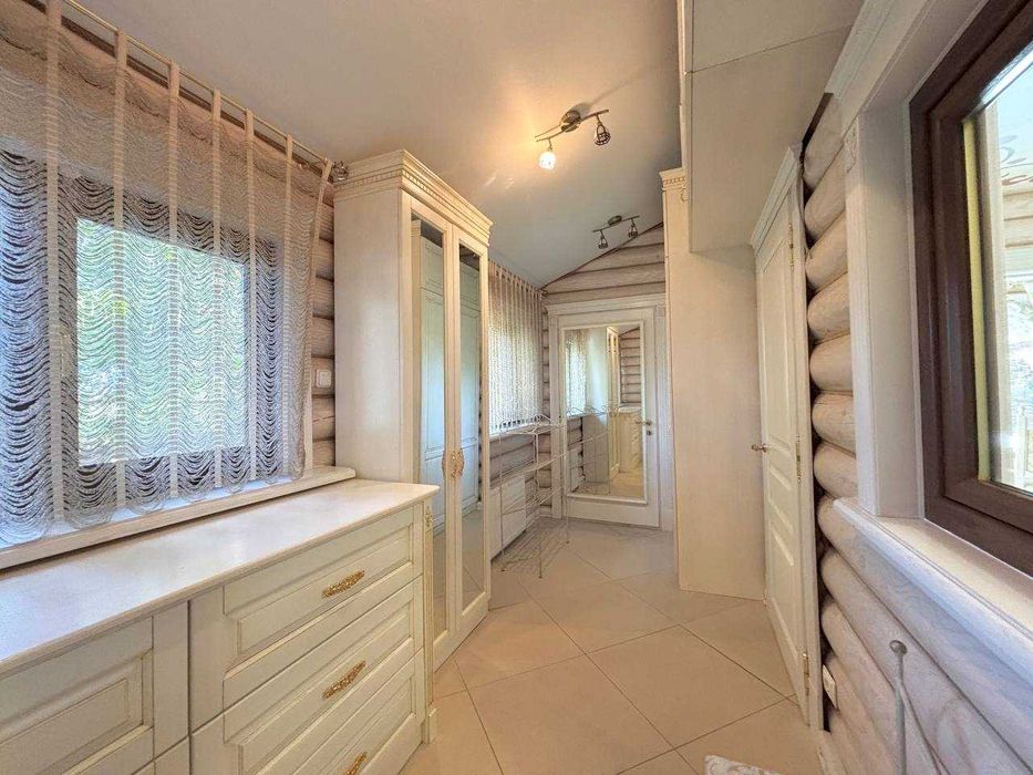 Продам дом в Новоселовке. Участок 25 сот. Солнечные панели. Бассейн.