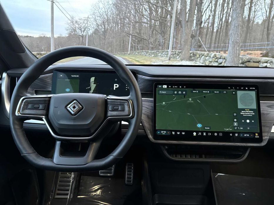 Rivian R1S      2022