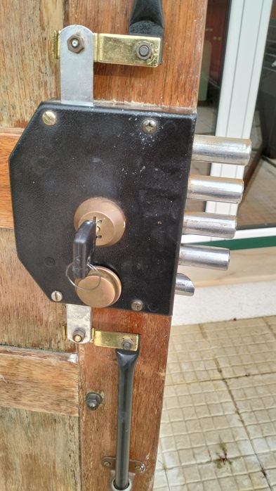 Fechadura de ferro para porta de entrada em madeira