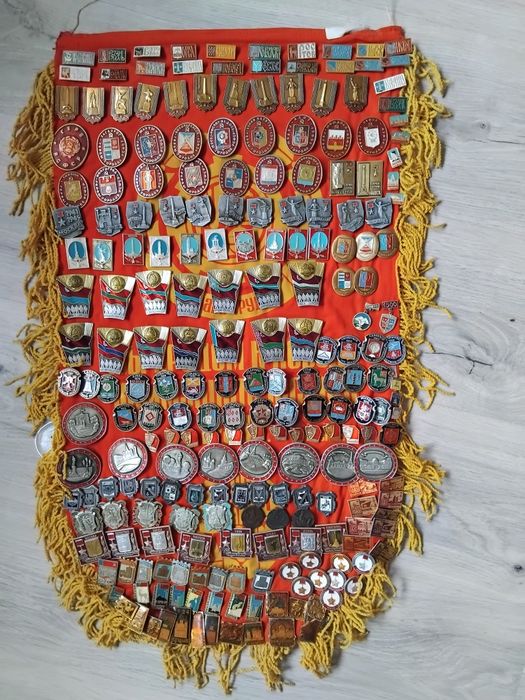 Продам значки старые