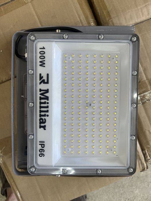 Прожектор на штативі 100W